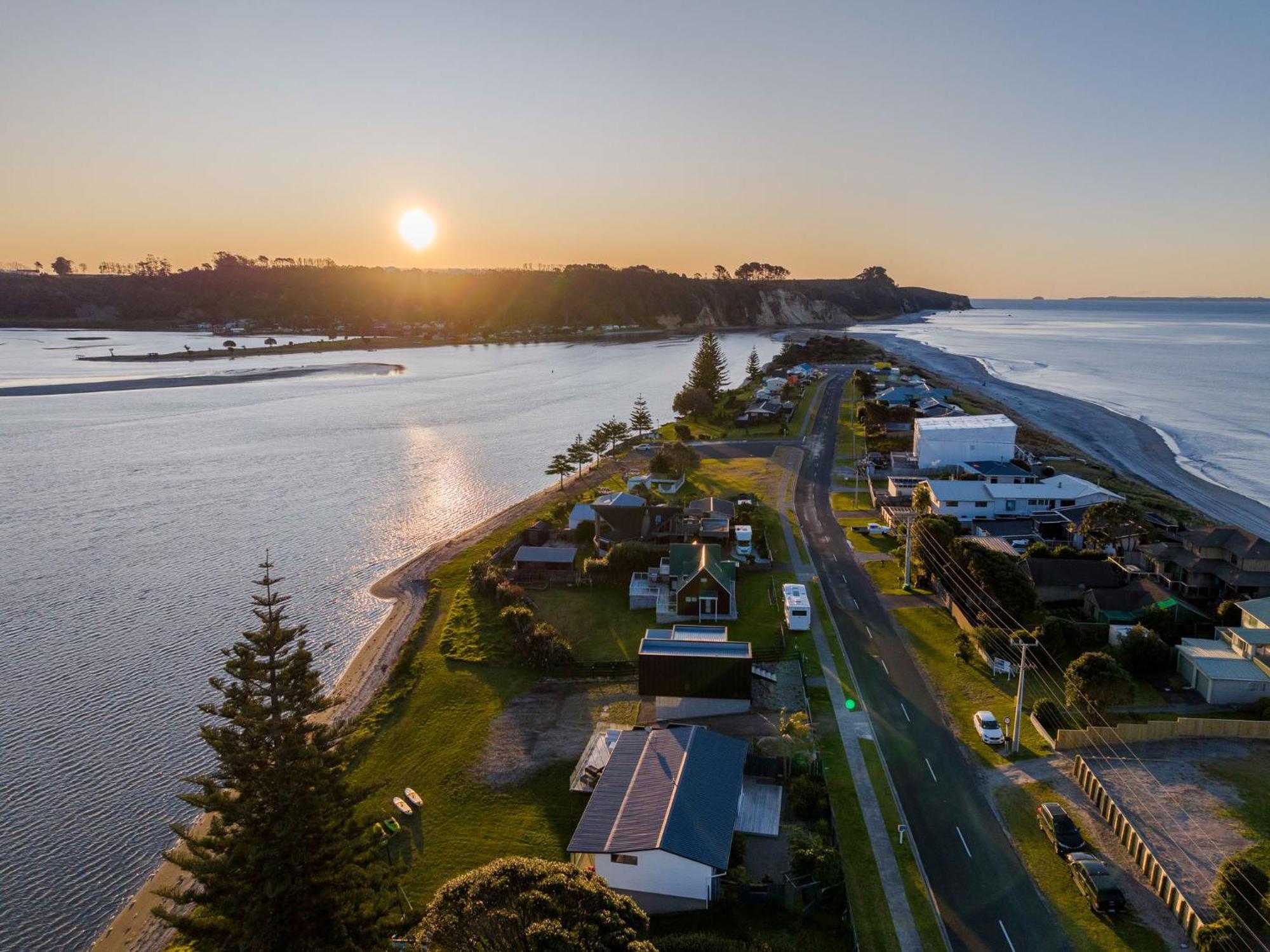 Pukehina Estuary Sunset Views Holiday Home Екстер'єр фото